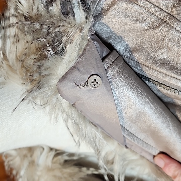 Jessica Simpson vegan leather metallic taupe faux fur collar jacket - Picture 3 of 6